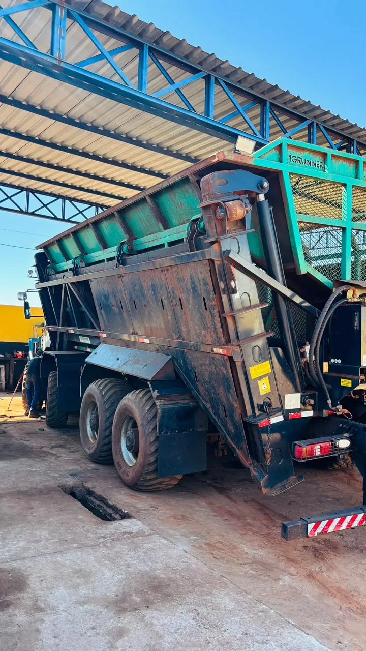 Caminhão basculante atendido pela MF Diesel