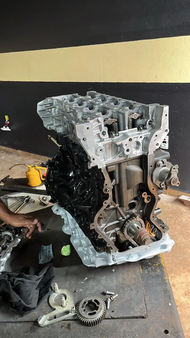 Motor diesel desmontado para revisão