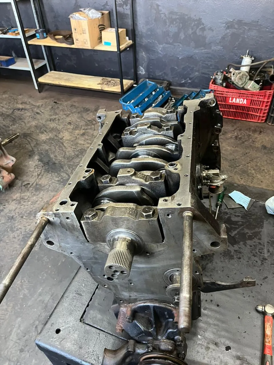 Bloco de motor diesel na bancada