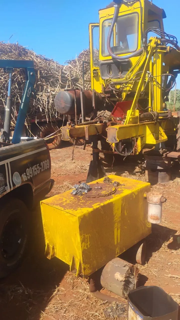 Colhedora de cana em manutenção mecânica diesel