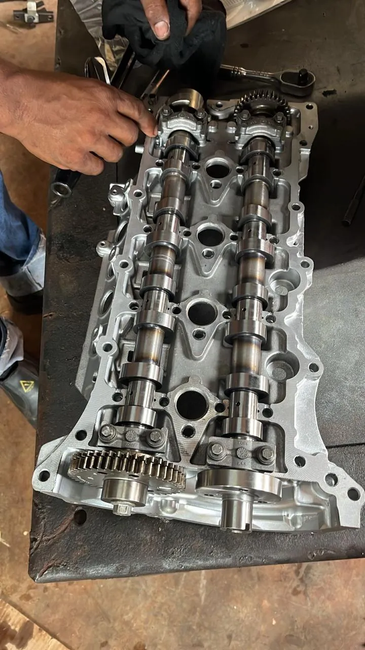 Cabeçote de motor diesel em serviço na oficina